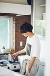 Tシャツ姿の諸星翔希。ar8月号より