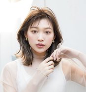 【ミディアム】色っぽさに磨きをかけるのは“ゆるオールバック”