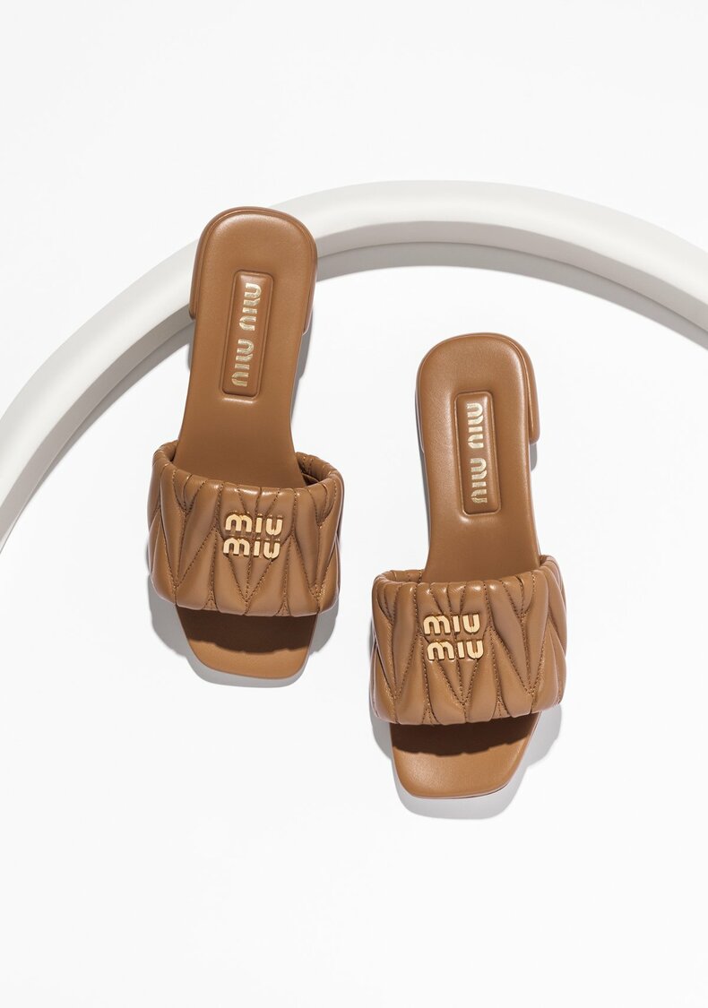 Brand: MIU MIU Item : キャメル マテラッセレザー スライドサンダル Price : ¥138,600(予定価格)