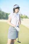 シャツ¥19,800、スカート¥17,600、バイザー¥6,050、ソックス¥2,640/セントアンドリュース