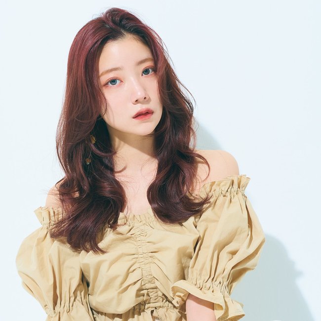 【ロング】頬ラインを優しく包む“くびれウェーブ”が小顔効果を発揮