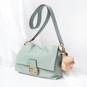 【編集部員の購入品】春気分高まる絶妙な色味に心ときめく♡チャームまで可愛いFENDIの新作バッグ