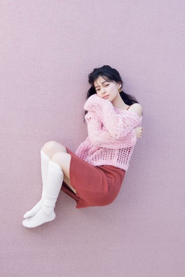 上國料萌衣、タイトミニ×白ハイソ姿が尊い♡恋の始まりにぴったり