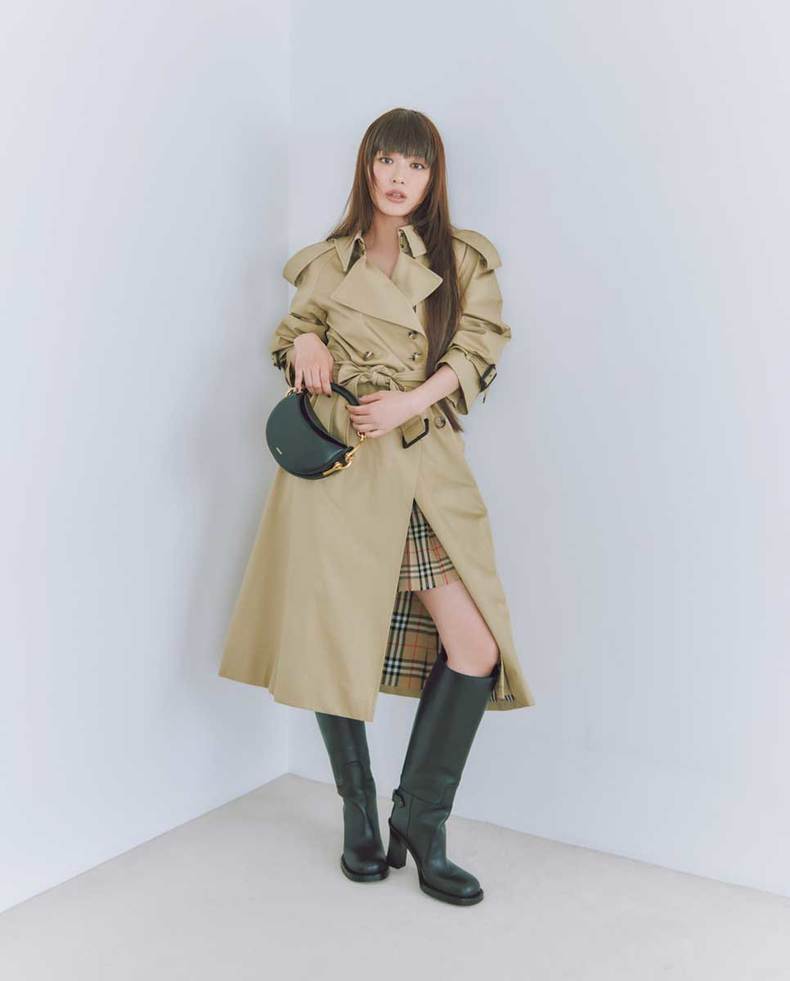 内田理央。ar11月号より　トレンチコート￥418,000、スカート￥167,200、バッグ￥280,500、 ブーツ￥319,000／バーバリー（バーバリー・ジ ャパン）