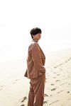 ブラウンのセットアップを着ている森田美勇人。ar2月号より