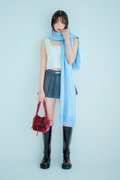 ニットタンクトップ¥8,360/ココ ディール プリーツミニ¥9,900/ガールズソサエティ ヘアピン(4本セット)¥1,650/3.3フィールド トリップ (エーランド/アダストリア) マフラー¥6,050/レイ ビ ームス(レイ ビームス 新宿) リング¥3,300/リキュエ ム ブレスレット¥28,600/ミクシマイ(ショールームシャルメール) バッグ¥10,900、ブーツ¥18,900/チャールズ&キース(チャールズ&キース ジャパン)