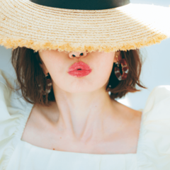 【デコルテ見せ】が色っぽい♡  華奢さアピールができるスクエアネックコーデ＆ケアアイテム