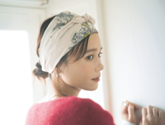 春が来てから買うのは遅い！ じわじわと流行りつつあるスカーフで最新アレンジを先取り