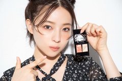 ヘアメイク小松氏「これめっちゃキラキラ出る～♡」写真映えも最高なシャドウを発見！【村瀬紗英がお試し】