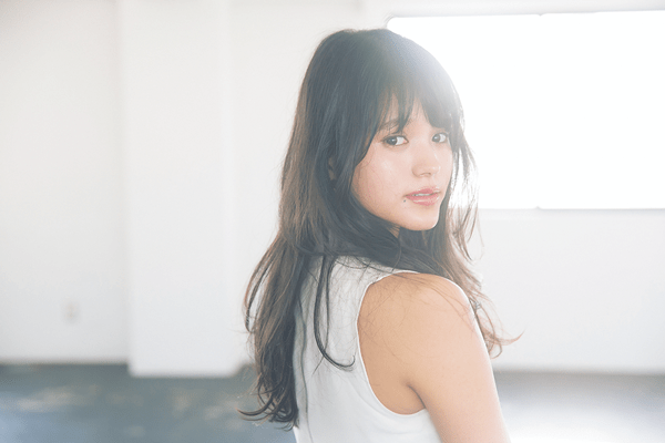 素髪のツヤを生かした ドラマティックウエーブ