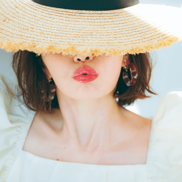 【デコルテ見せ】が色っぽい♡  華奢さアピールができるスクエアネックコーデ＆ケアアイテム