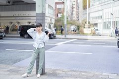 【ユニクロ】でまさかの上級者コーデが叶うらしい！　ハナ・タジマのコラボ服のランウェイ感が凄い