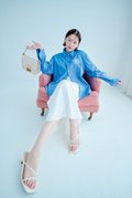 玉城ティナ。ar10月号より ブルーシャツ¥14,300/マルディメクルディ(マルディメクルディジャパン) サテンキャミワンピ¥6,590/ザラ(ザラ カスタマーサービス) イヤリング¥8,000/クシネ(ロードス) バッグ¥11,900/チャールズ&キース(チャールズ&キース ジャパン) サンダル¥2,990/神戸レタス