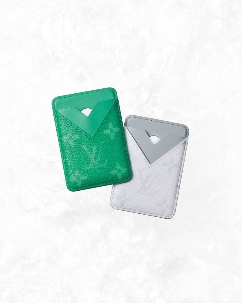 冬のボーナスの買い物におすすめ！ 価格別・arエディター購入品11選　LOUIS VUITTON ポルト カルト･マグネット ￥58,300