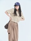 トップス¥10,780、パンツ¥12,100、バッグ¥14,300、キャップ¥7,260、ブレスレット¥5,390、シューズ¥16,500/全てココ ディール