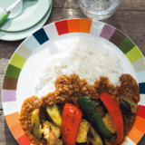 市販ルウに夏野菜を盛りつけるだけでできちゃう！栄養満点☆スパイシーカレー【天野っちの今日のごはん】