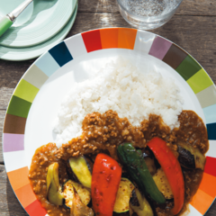 市販ルウに夏野菜を盛りつけるだけでできちゃう！栄養満点☆スパイシーカレー【天野っちの今日のごはん】