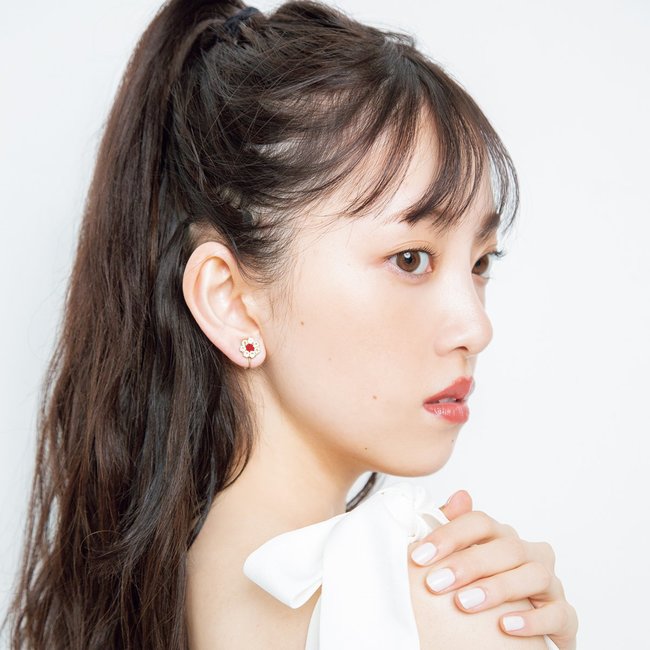 堀未央奈、横顔が美人すぎる!!!! 首長は美人の証拠♡ハーフアップの成功法則