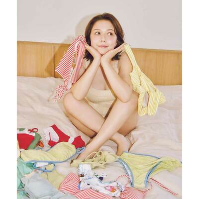 洋服みたいなオフショルや袖ありデザインで程よく肌見せ♡腕ぷにをカバーできる最強【水着】４選