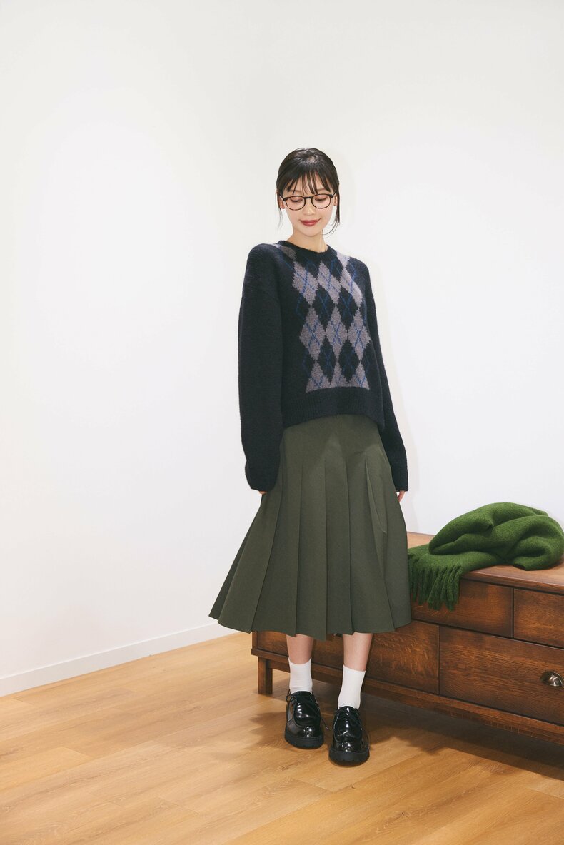 スカート／着回し、ニット￥1,990、シューズ￥4,990、ストール（参考商品）／ユニクロ　メガネ、靴下／スタイリスト私物