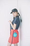 [スカートを着回し]シャツ￥10,890、ソックス￥2,200／アディダス　ボールポーチ￥4,180／テーラーメイド　バイザー￥5,060／キャロウェイ　シューズ￥14,850／ニューバランス ゴルフ