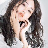 肌になじむ透け⾊で誘うような柔らかさを 