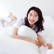 女優・見上愛、Tシャツ×ゆるパンッでラフな魅力が倍増♡リラクシーなのにキマる！【ALLホワイト×透明肌チーク】