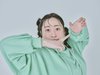 LINEのQRを差し出すポーズ