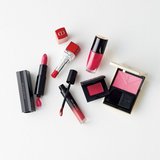 目元に、手先に、口元に♡クリスマスを色っぽ顔で過ごしたい女子に贈る赤いコスメたち