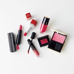 目元に、手先に、口元に♡クリスマスを色っぽ顔で過ごしたい女子に贈る赤いコスメたち