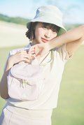 [スカートを着回し]シャツ￥17,600／ビームスゴルフ　ハット￥6,490、ソックス￥2,750／ニューバランス　ポーチ￥4,400／アディダス