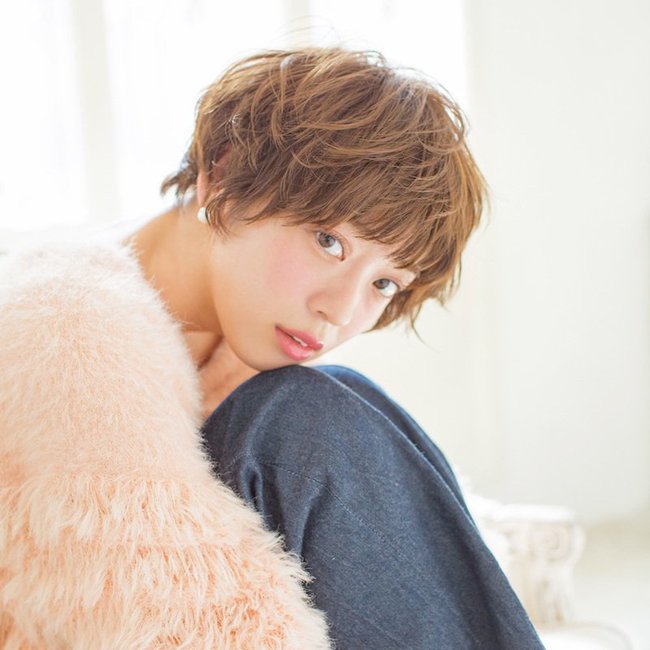 ボリューミーなシルエットはレーシーな透け感で軽やかに