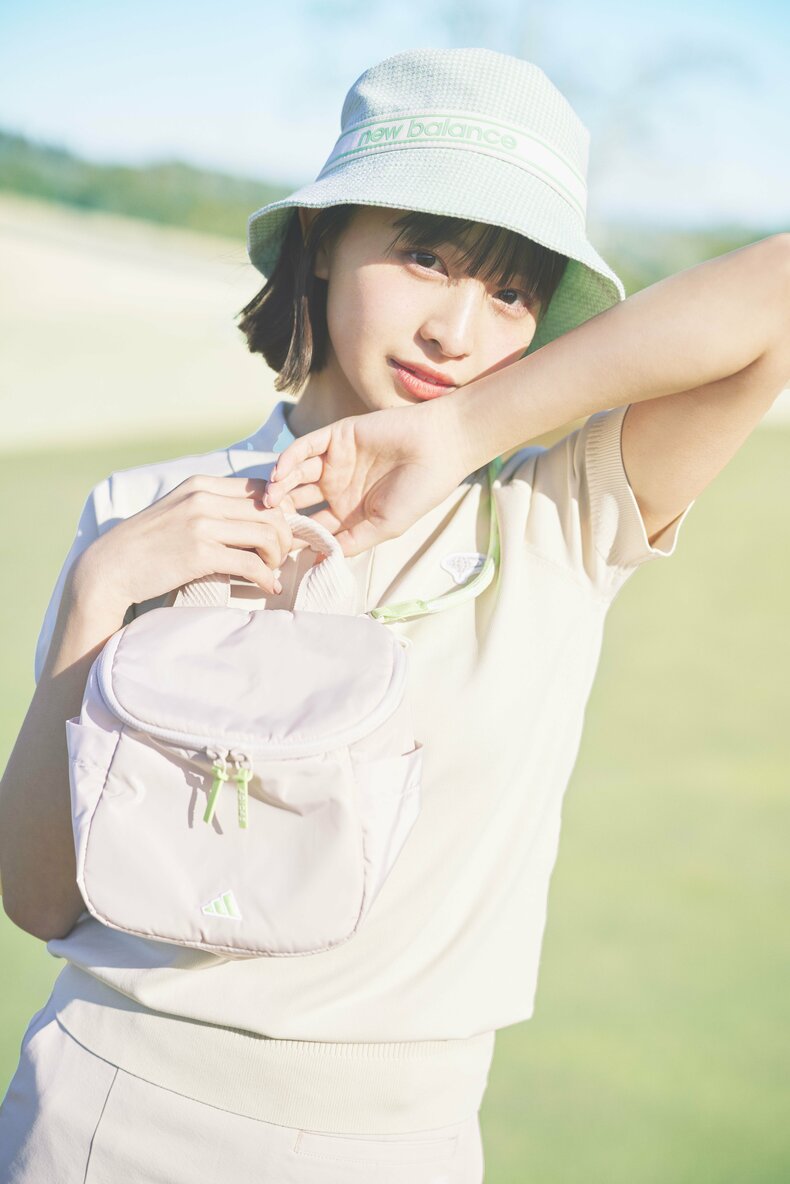 [スカートを着回し]シャツ￥17,600／ビームスゴルフ　ハット￥6,490、ソックス￥2,750／ニューバランス　ポーチ￥4,400／アディダス