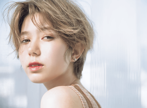 これぞハイトーンショートの真骨頂 シュガーベージュでつくる 思わず触れたくなる色っぽヘア Arweb アールウェブ