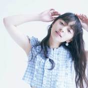 上國料萌衣「私はいっぱい愛されてるんだなと改めて感じました」ファン必読の"ここだけのライブEP"に感涙…ガーリーでPOPなBlueファッションもお届け