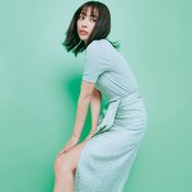 【ピスタチオ人気継続中】春めく大胆グリーンコーデで肌映え