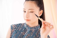目元の「ちょい色」でここまで洒落る！ダークなのに黒よりヌケ感∞なカラーでイチ抜け【村瀬紗英がお試し】