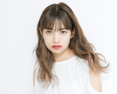 ただのキレイじゃつまらない。 今どきロングは耳元のハイライトで差をつけよ！