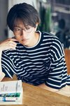 ボーダー柄を着ている諸星翔希。ar8月号より