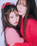 月足天音（左）、真中まな（右）。2026年ar5月号より