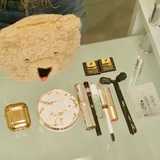 【ポーチの中身】「リアルに持ち歩きすぎて底見えしちゃってます(笑)」人気モデルがお直し用コスメを公開