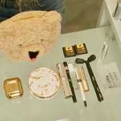 【ポーチの中身】「リアルに持ち歩きすぎて底見えしちゃってます(笑)」人気モデルがお直し用コスメを公開