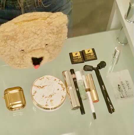 【ポーチの中身】「リアルに持ち歩きすぎて底見えしちゃってます(笑)」人気モデルがお直し用コスメを公開