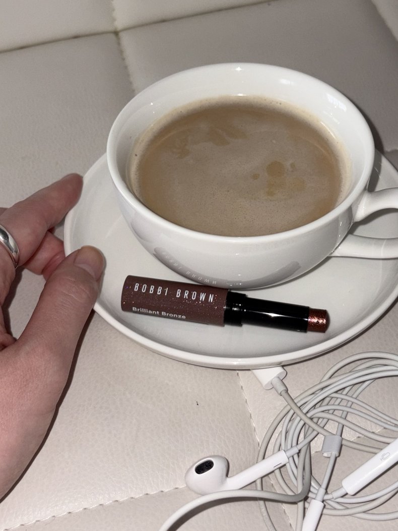 ボビイ ブラウン（BOBBI BROWN）新作アイシャドウスティックのラメは ​宝石のような上品水光ツヤ♡