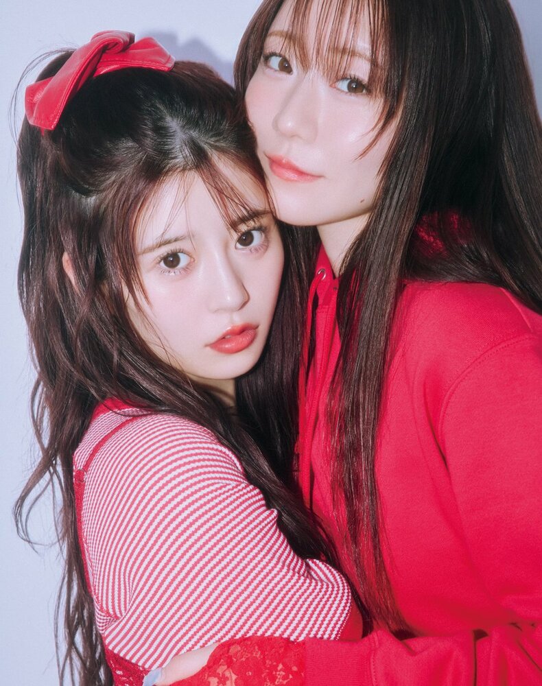 月足天音（左）、真中まな（右）。2026年ar5月号より