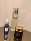 ＜右から＞ダーマアドバンスドリフト（オバジ）、フェイシャル トリートメント エッセンス（SK-Ⅱ）、スキンピール（タカミ）／全て本人私物　　