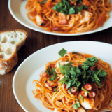 「ホールトマトをざるでこす!?」ひと手間加えて、もっと美味しい♡カプレーゼ風パスタ【天野っちの今日のごはん】