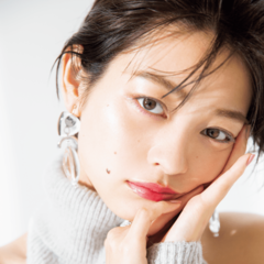 ツヤ肌ってやっぱエロい！！　彼をどきっとさせるにはハイライトで作る生っぽおフェロ肌がいいらしい