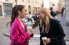 エミリー(リリー・コリンズ)と友人のカミーユ(カミーユ・ラザ)/Netflixシリーズ「エミリー、パリへ行く」独占配信中