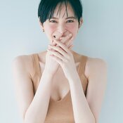 比留川游、”濡らすところは濡らす”マル秘テクで透明感を爆上げ。透明感と潤いがセットになった【ヘアオイル／ネイル】を♡